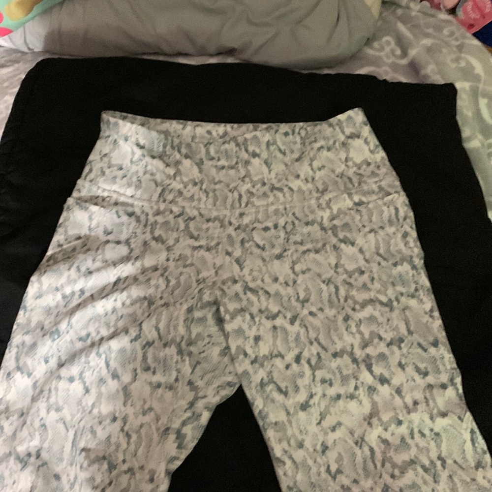 Old Navy leggings snake print ,  have matching sports bra